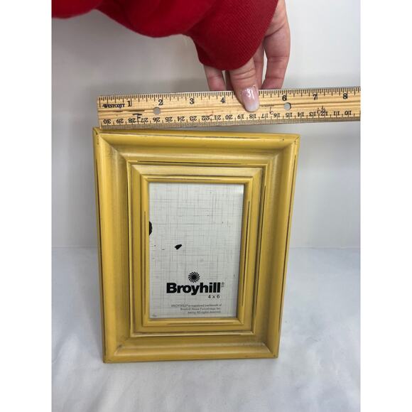 Broyhill Wooden Picture Frame Yellow Wood Distressed 4X6 New! - Picture 3 of 6